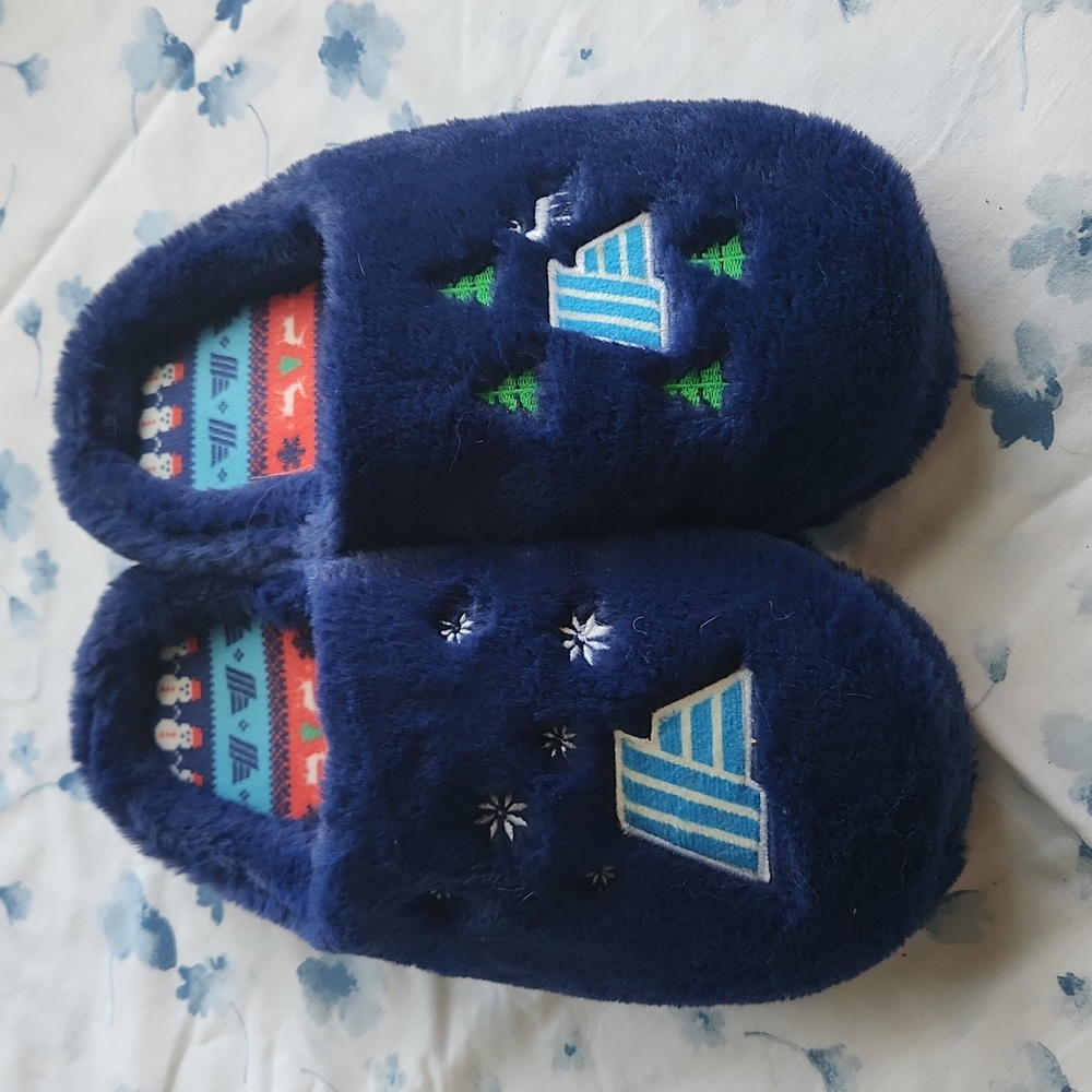 NWOT Aldi 2023 Holiday Women's 9/10 Slippers House Shoes Festive Limited Edition